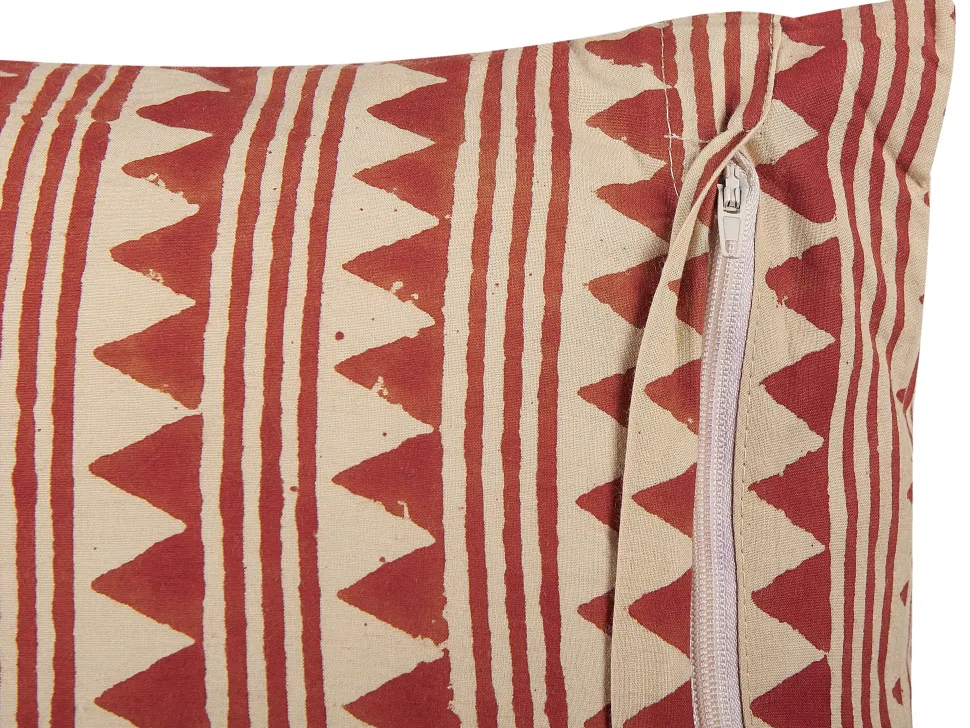 Almofada Decorativa Com Padrao Geometrico Em Algodao Vermelho E Creme 45 X 45 Cm Deglupta