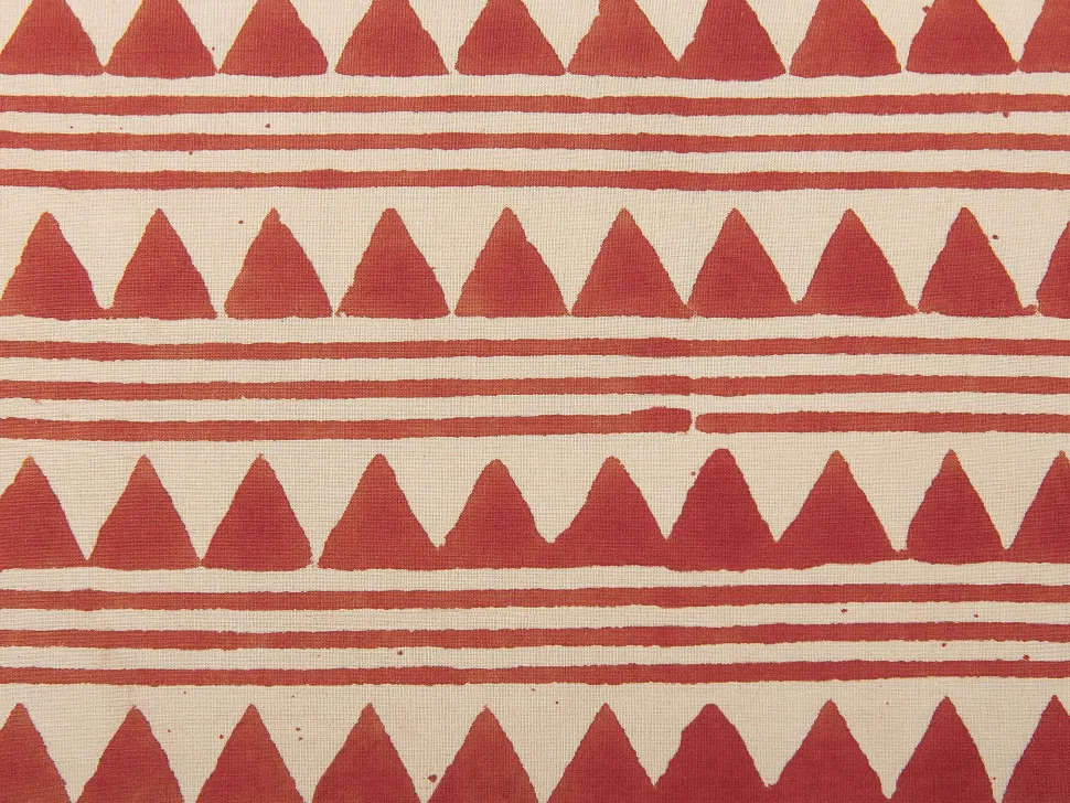Almofada Decorativa Com Padrao Geometrico Em Algodao Vermelho E Creme 45 X 45 Cm Deglupta