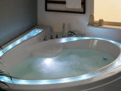 Banheira De Hidromassagem Em Acrilico Branco Com Led 165 X 148 Cm Pelican