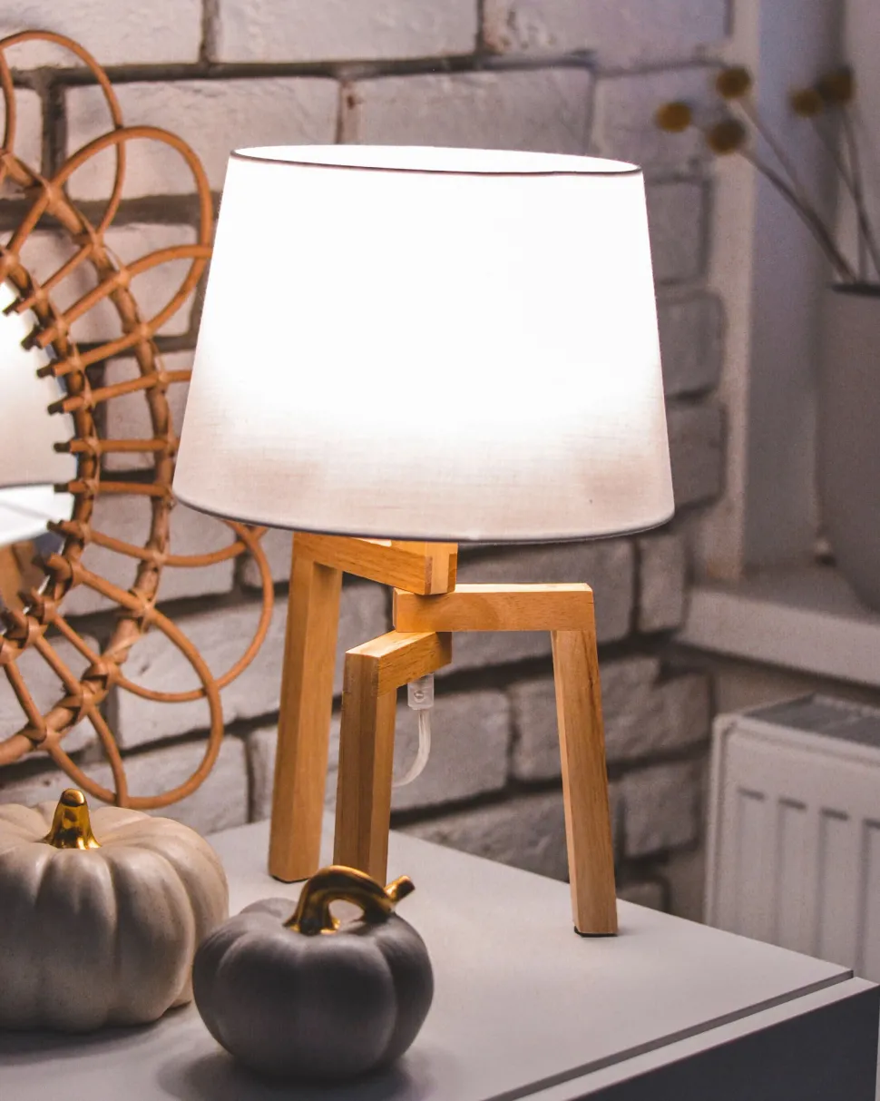 Candeeiro De Mesa Com Pernas De Madeira E Abajur Branco Nalon