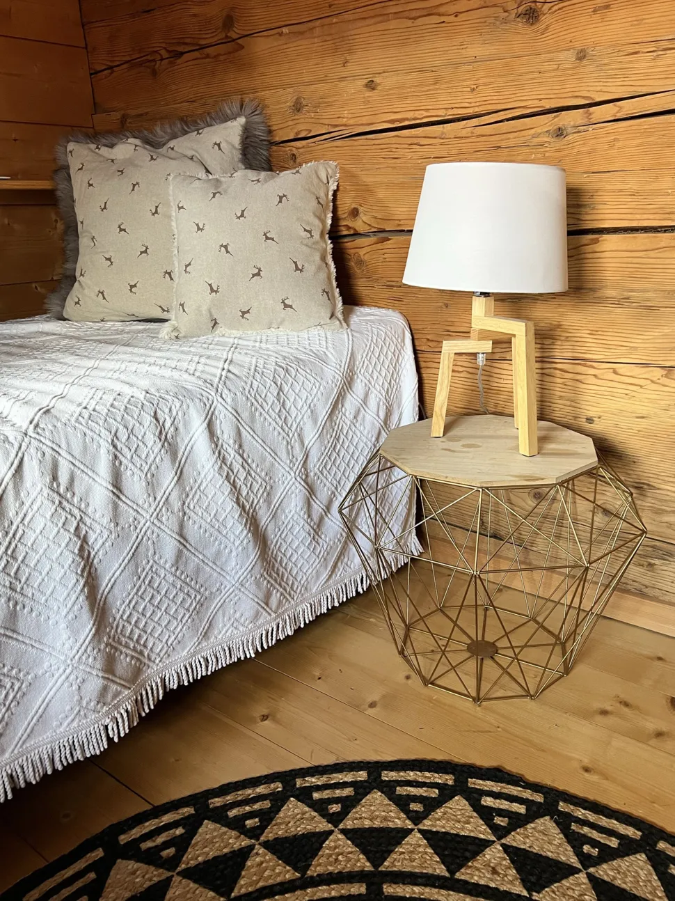 Candeeiro De Mesa Com Pernas De Madeira E Abajur Branco Nalon