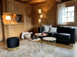 Candeeiro De Mesa Com Pernas De Madeira E Abajur Branco Nalon