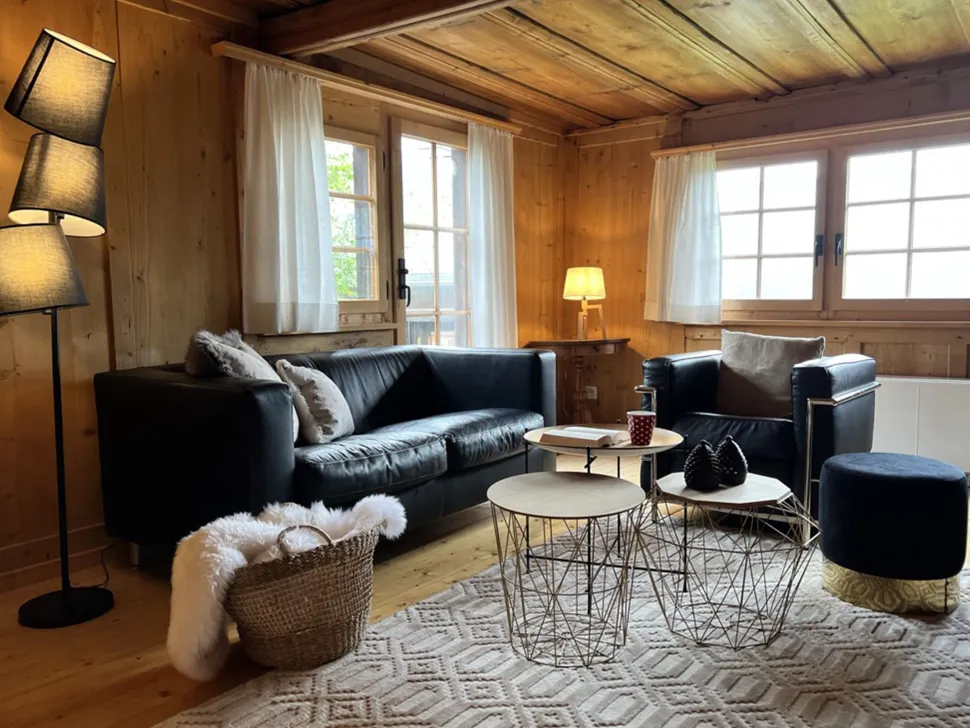 Candeeiro De Mesa Com Pernas De Madeira E Abajur Branco Nalon