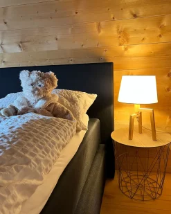 Candeeiro De Mesa Com Pernas De Madeira E Abajur Branco Nalon