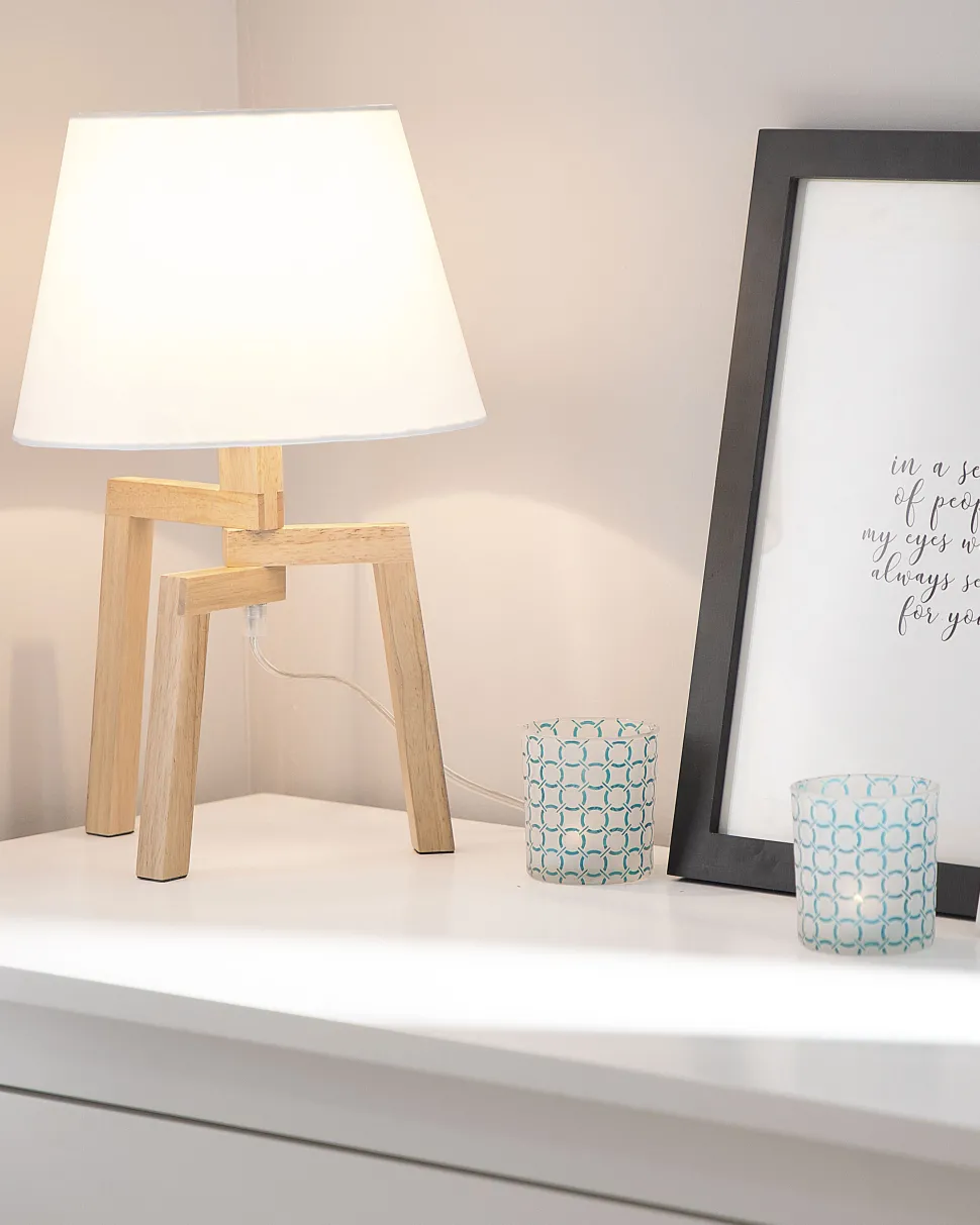 Candeeiro De Mesa Com Pernas De Madeira E Abajur Branco Nalon