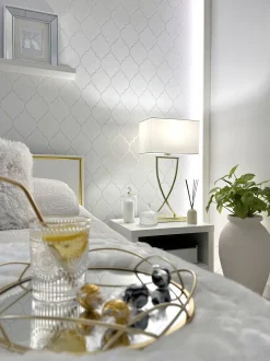Candeeiro De Mesa Em Metal Dourado E Abajur Branco Yasuni