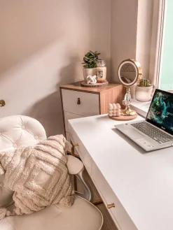 Comoda Com 3 Gavetas Em Madeira Clara E Branca Nueva