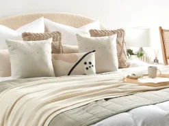 Conjunto De 2 Almofadas Decorativas Com Rebites 45 X 45 Cm Creme Gaura