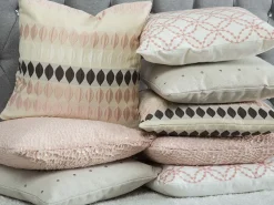 Conjunto De 2 Almofadas Decorativas Com Rebites 45 X 45 Cm Creme Gaura