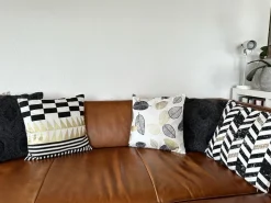 Conjunto De 2 Almofadas Decorativas Com Estampado Preto E Dourado 45 X 45 Cm Lotus