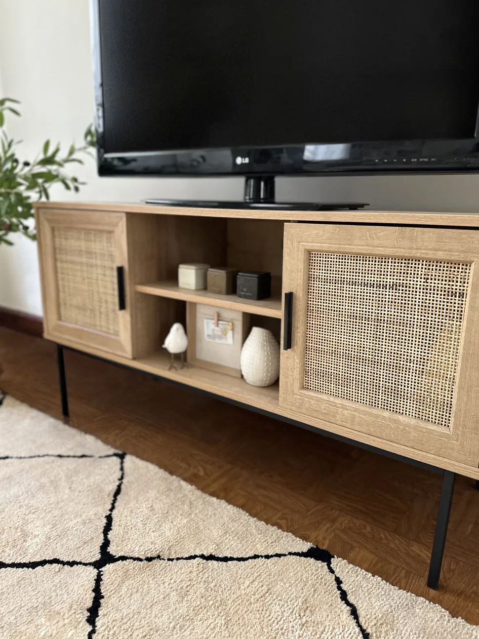 Movel De Tv Com 2 Portas E 2 Prateleiras Em Rattan Cor De Madeira Clara Pasco