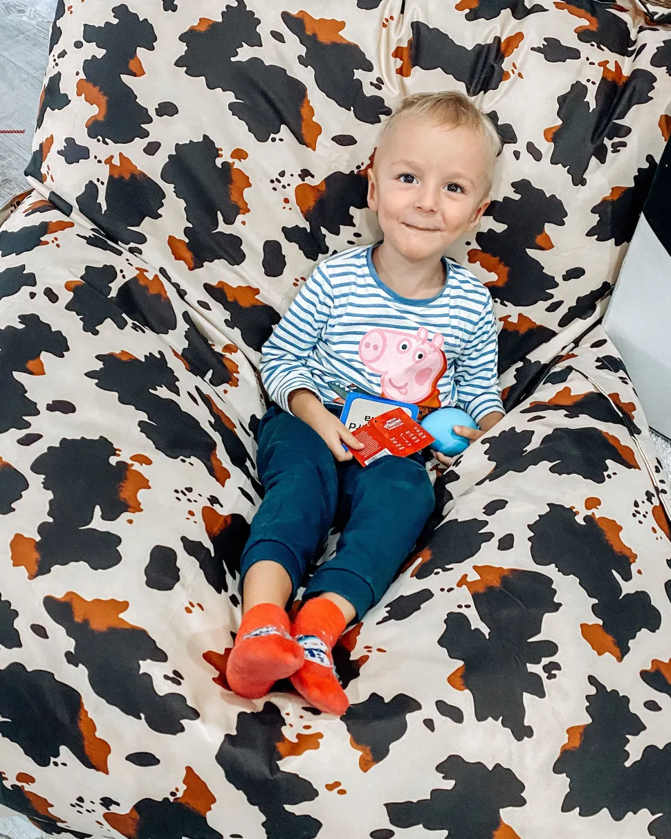 Pufe Almofada Com Padrao De Vaca 140 X 180 Cm Fuzzy