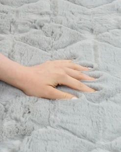 Tapete Em Pele Sintetica De Coelho Cinzenta Clara 80 X 150 Cm Thatta